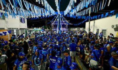 Festival de Parintins 2024: Boi de Rua arrasta multidão azulada do Caprichoso pelas ruas até o Bumbódromo