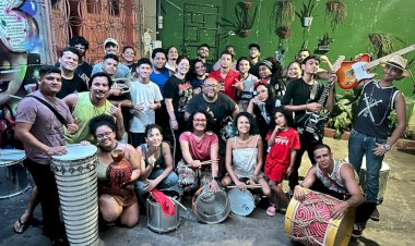 Bumba Meu Bloco leva cortejo carnavalesco fora de época ao Largo de São Sebastião