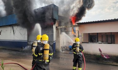 Corpo de Bombeiros combate incêndio em galpão de fábrica na zona norte de Manaus