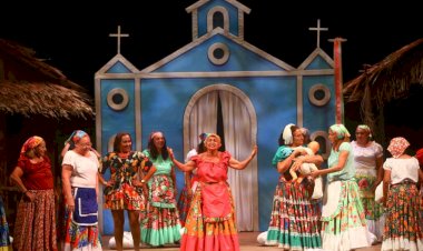 Espetáculo ‘Estórias que meu pai contou’ coloca pessoas idosas como figuras centrais no palco do Teatro Amazonas