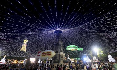 Multidão lota Largo de São Sebastião para acompanhar abertura oficial da temporada natalina