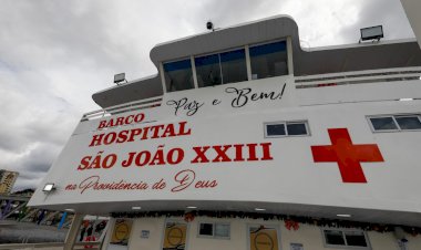 Governador Wilson Lima reforça assistência médica para comunidades do interior com entrega de barco hospital