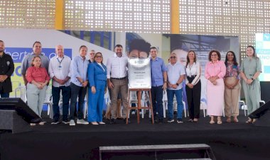 Governador Wilson Lima abre ano letivo da capital com lançamento de projeto para inserir estudantes no mercado de trabalho