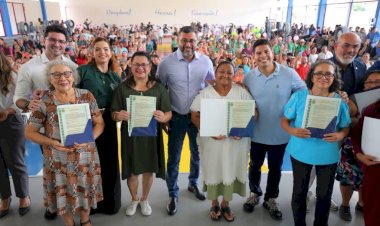 Governador Wilson Lima entrega 600 títulos definitivos e programa já beneficia mais de 20,8 mil famílias com regularização fundiária