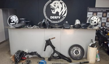 Polícia Civil encontra desmanche clandestino, recupera motocicleta furtada e prende dois homens em flagrante
