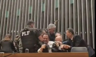 Glauber Braga é retirado à força após ocupar mesa da Câmara