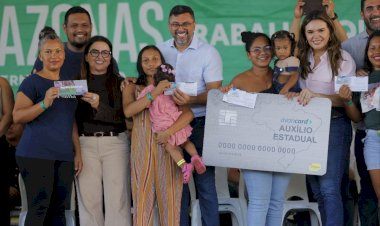 Governador Wilson Lima entrega cartões do Auxílio Estadual e fortalece setor social em Manacapuru