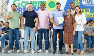 Governo Presente: Sect entrega título definitivo a moradora do Educandos que esperou mais de 40 anos pela documentação