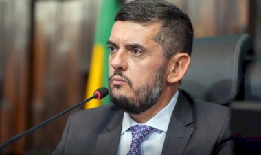 Afastado da presidência pelo STF, Bacellar renova licença na Alerj