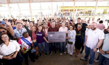 Na véspera do Dia das Mães, governador Roberto Cidade entrega 983 cartões do Auxílio Estadual para mulheres da capital