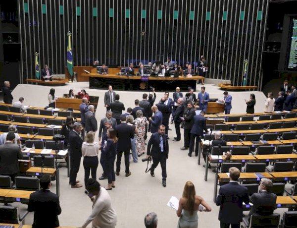Plenário pode votar projeto que determina punição para quem descarta lixo em vias públicas