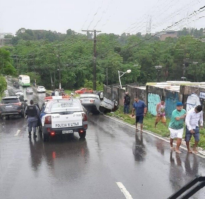 Carro capota na avenida Noel Nutels, em Manaus