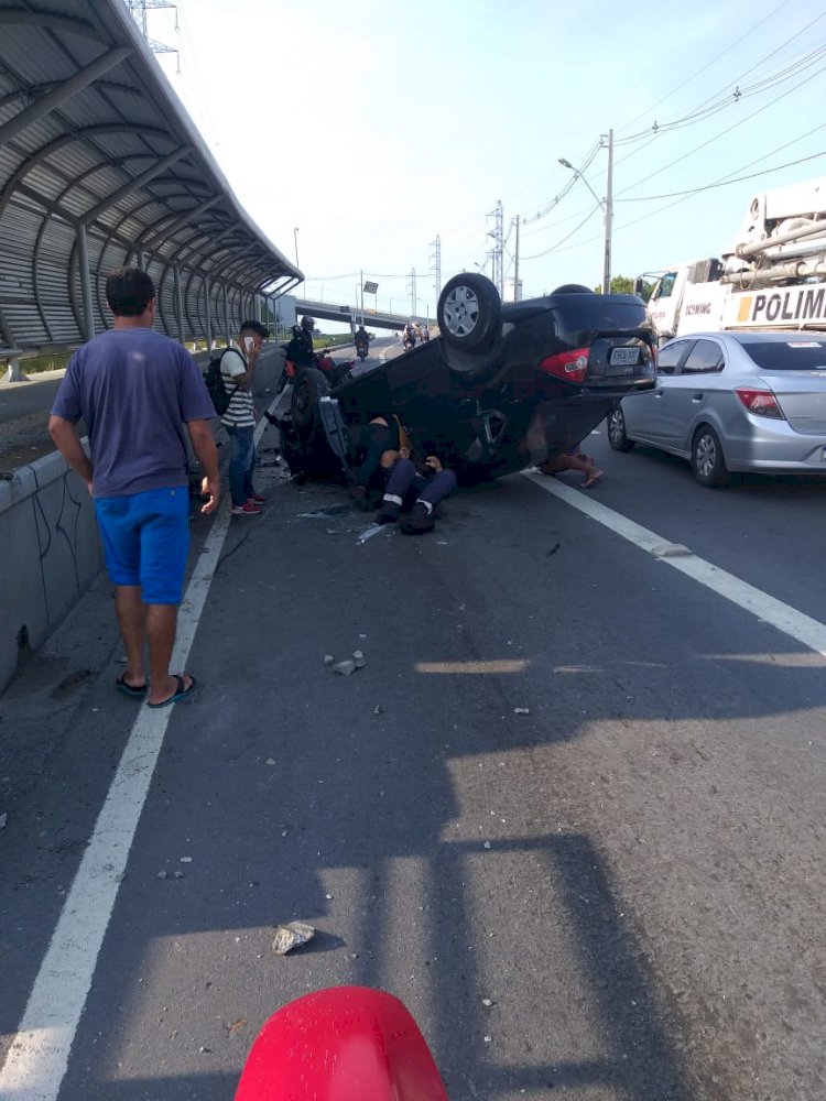 Carro capota na avenida das Torres, em Manaus