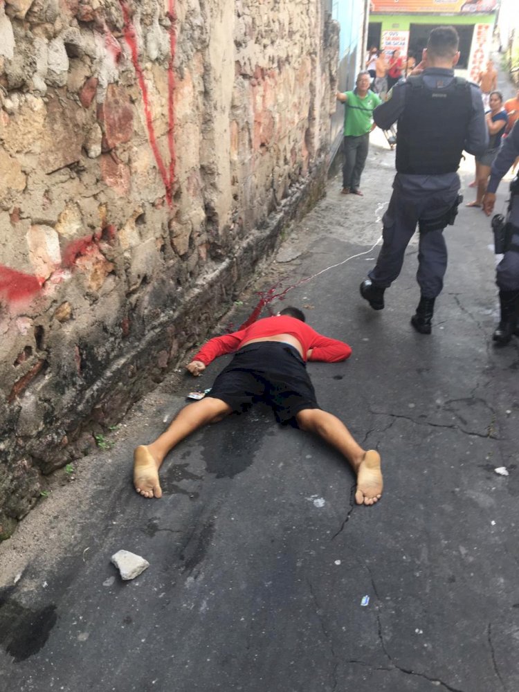 Homem morre a tiros em beco no Japiim