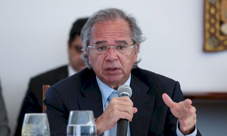 'Jamais esteve sob análise privatizar o SUS', diz Guedes