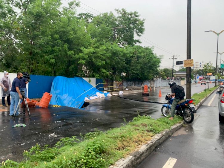 Pista da avenida Mário Ypiranga cede durante forte chuva em Manaus