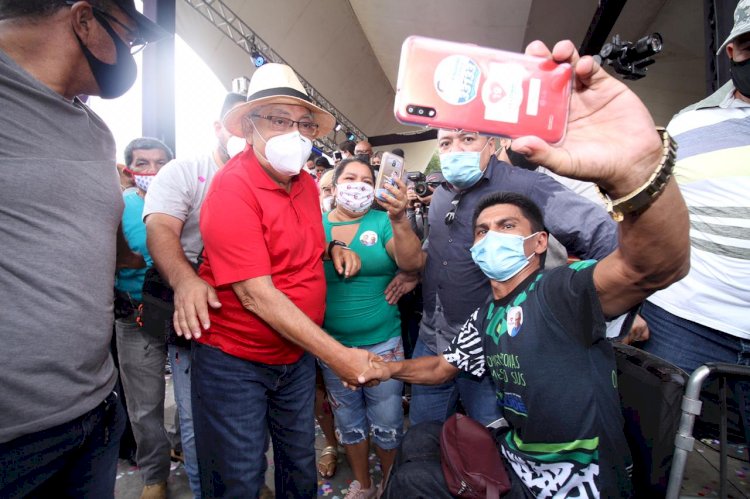 Moradores de Manaus abraçam a proposta de Amazonino, de auxílio financeiro de R$ 300 a 137 mil pessoas