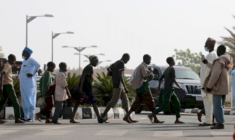 Libertados de sequestro, estudantes nigerianos voltam para casa