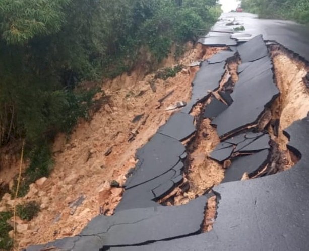 Deslizamento e erosão abrem buraco na Rodovia AM-010
