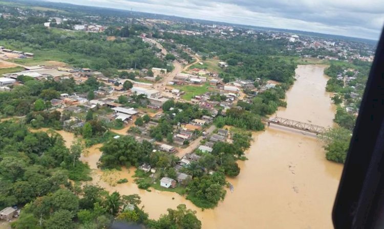 Bolsonaro sobrevoa cheias no Acre e anuncia medidas de socorro