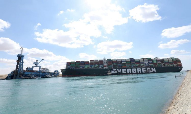 Porta-contêineres gigante continua encalhado no Canal de Suez