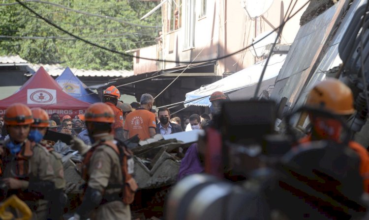 Polícia ouve dono de prédio que desabou no Rio