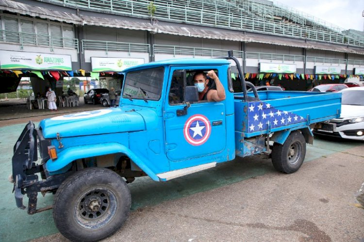 ‘Capitão América’ das estradas viajou 11 horas para se vacinar contra a Covid-19