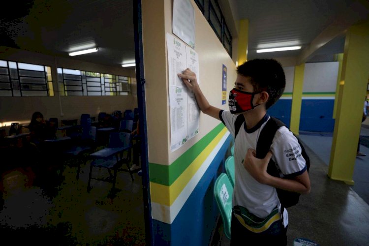 Rede estadual retoma aulas 100% presenciais em Manaus, com profissionais da educação e estudantes vacinados