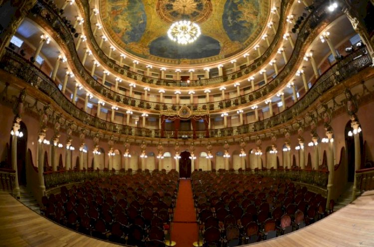 Em visita guiada ao Teatro Amazonas, servidores da rede pública de ensino podem conhecer história do ciclo áureo