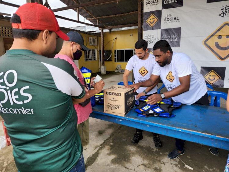 Entrega de capacetes e coletes leva esperança a mototaxistas de Tabatinga