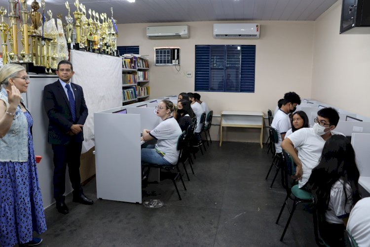 João Luiz inaugura moderna sala de informática em escola na zona Oeste de Manaus