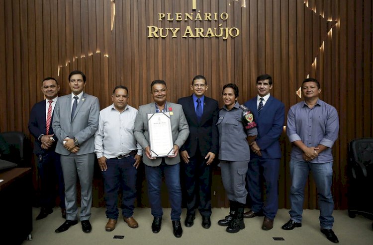 Deputado João Luiz homenageia prefeito de Careiro da Várzea com Medalha Ruy Araújo