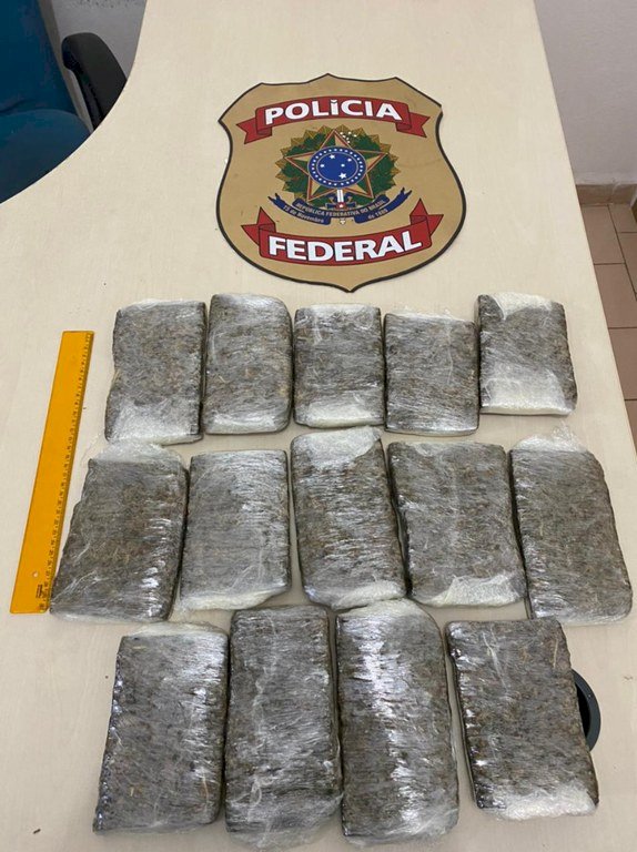 Mulher é presa com 2,6 quilos de maconha em aeroporto de Tefé