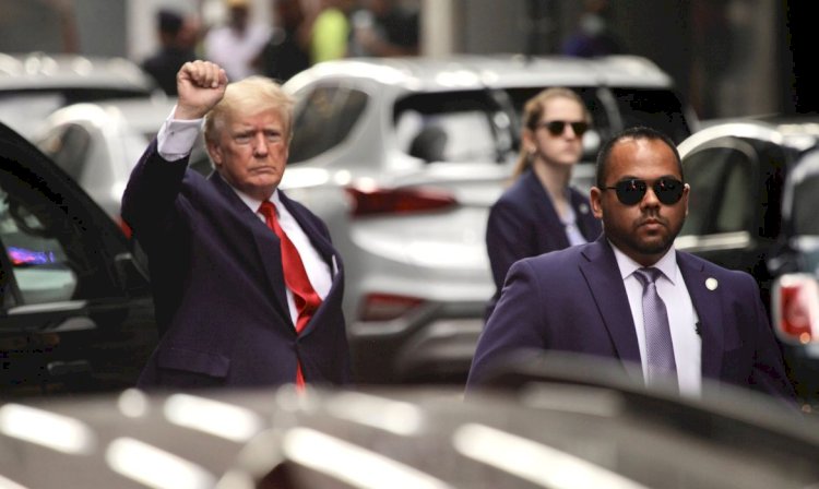 Em audiência em Nova York, Trump recusa-se a responder perguntas