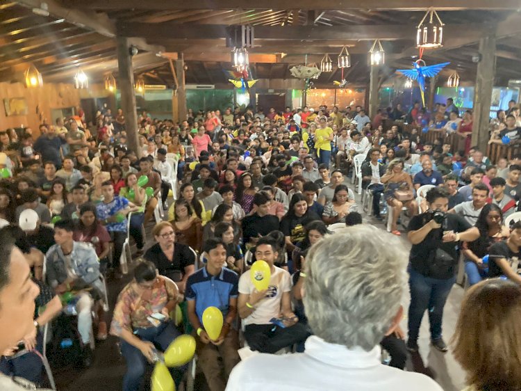 Em reunião com mais de 500 jovens, Pauderney apresenta propostas para geração de emprego e educação