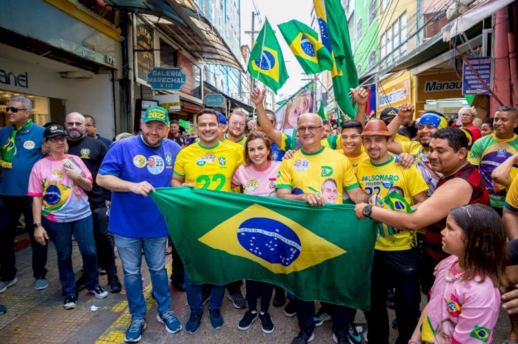 Caminhada da vitória leva multidão as ruas do Centro de Manaus em apoio à Bolsonaro