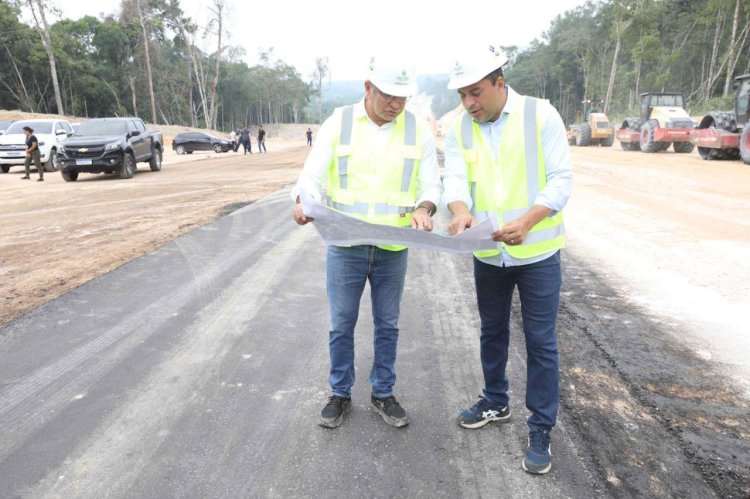 Governador Wilson Lima acompanha pavimentação dos primeiros 5 quilômetros do Anel Viário Leste