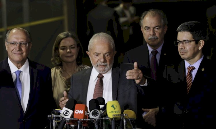 Lula diz que só definirá nomes para ministério após viagem ao Egito