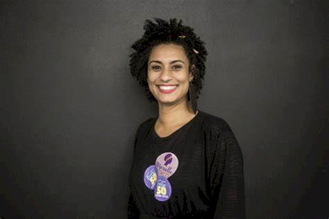 Justiça manda soltar mulher do acusado da morte de Marielle Franco