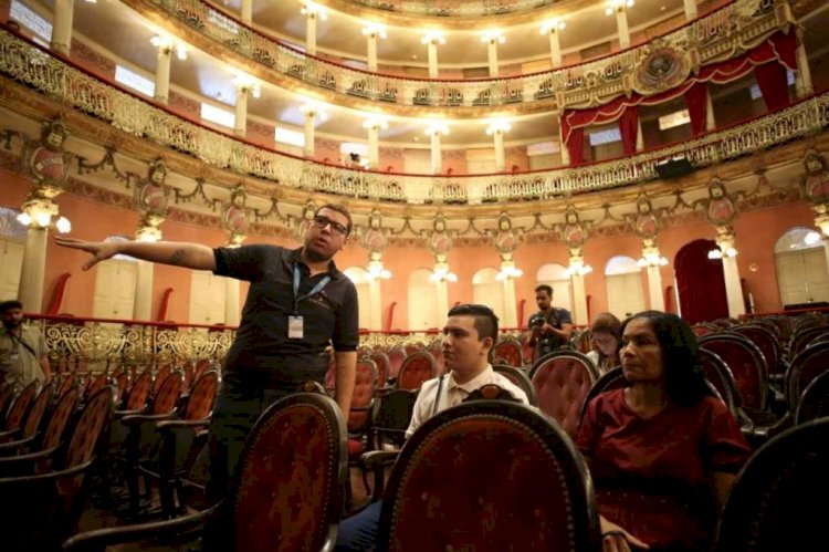 Visita guiada no Teatro Amazonas é opção para alunos durante o período de férias