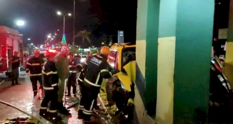 Bombeiros removem de ferragens de veículo vítima de acidente de trânsito