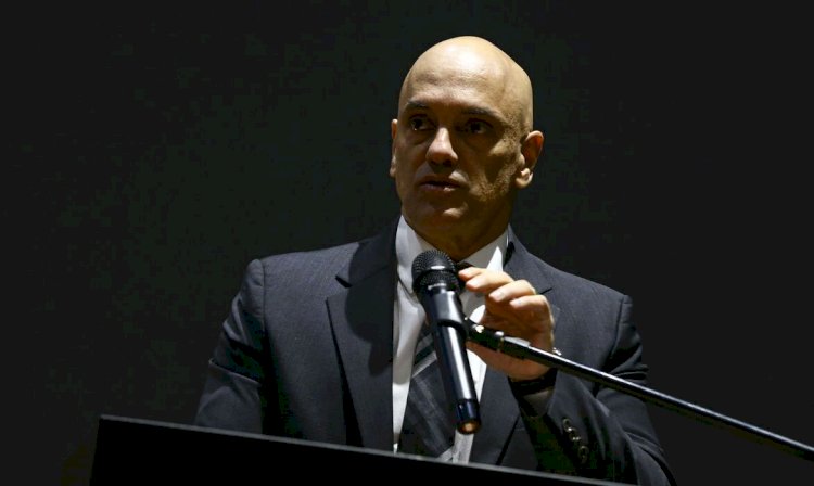 Alexandre de Moraes confirma conversa com senador Marcos do Val