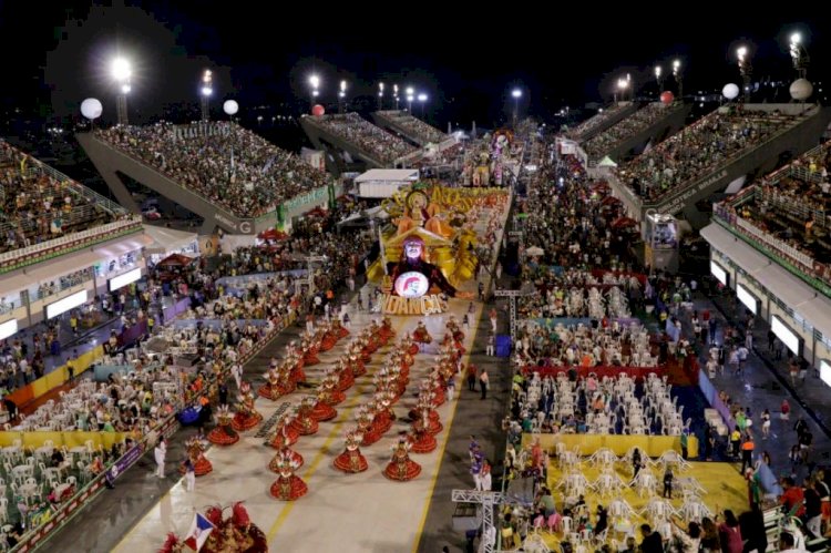 Escolas do grupo especial desfilam no Sambódromo e comemoram o retorno da festa popular