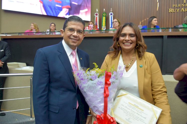 Deputado João Luiz entrega diploma ‘Mulher Cidadã Amazonense’ à promotora de Justiça Romina Carvalho