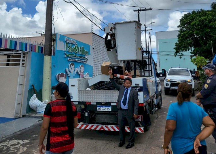 Sinésio Campos flagra Amazonas Energia descumprindo decisão judicial que proíbe instalação de medidores