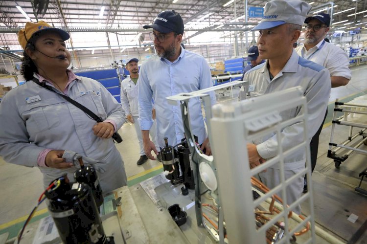 Em visita à fábrica do Polo Industrial de Manaus, Wilson Lima reafirma que reforma tributária precisa proteger a ZFM