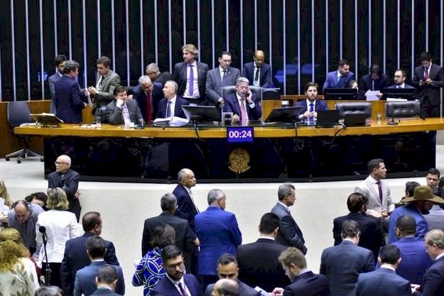 Deputados favoráveis apontam avanços da reforma tributária; líder da oposição reforça voto contrário