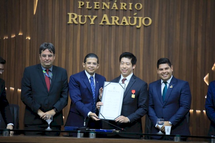 Presidente do Ibrachina, recebe medalha Ruy Araújo na Aleam, por propositura do deputado João Luiz