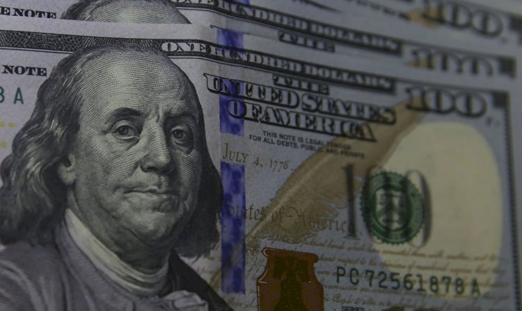 Dólar cai para R$ 4,85 no dia seguinte à aprovação do arcabouço fiscal