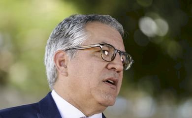 Governo anuncia PEC que pode proibir militar da ativa de se candidatar